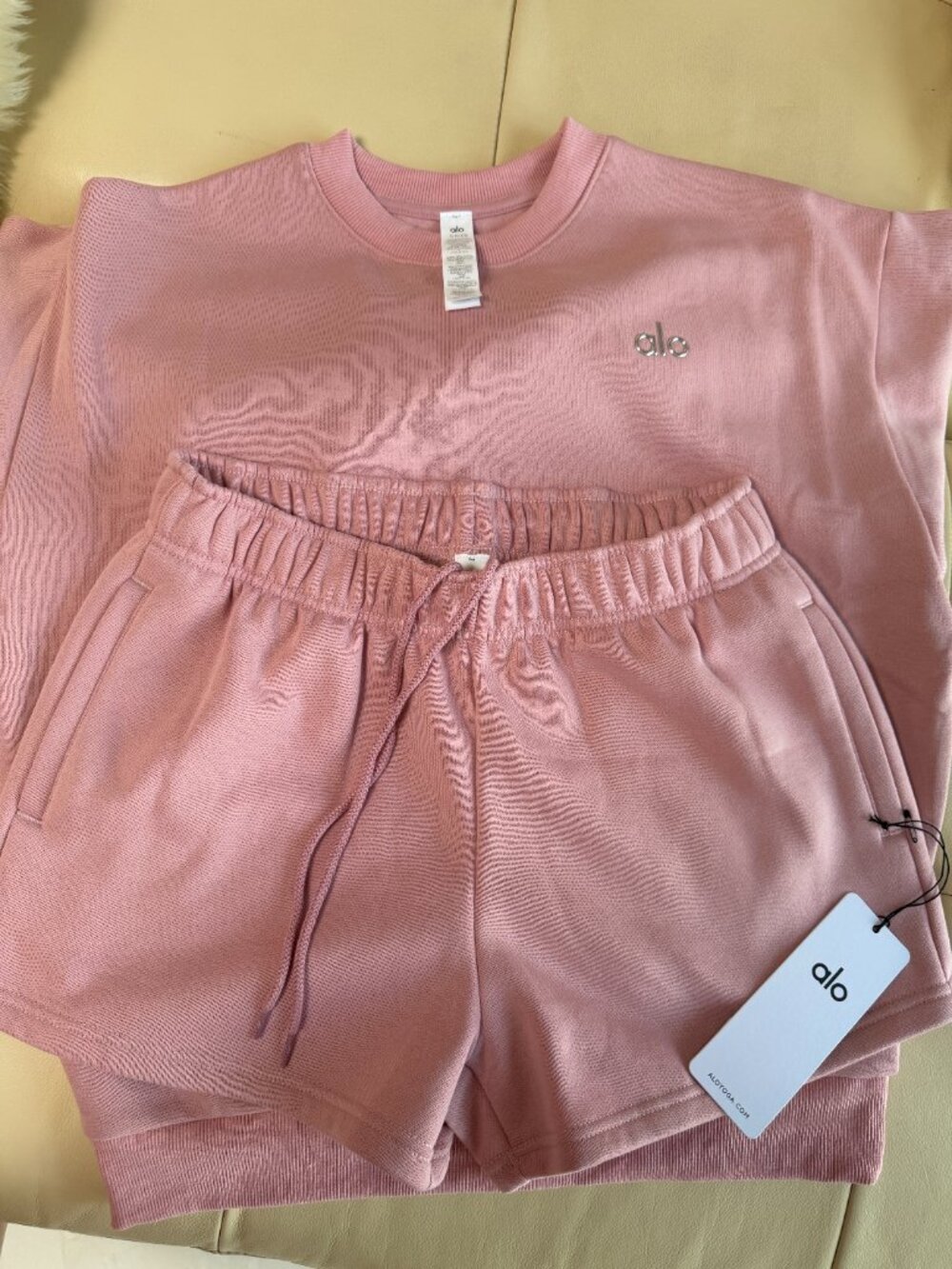 Alo Yoga Vintage Pink Accolade Crewneck & Shorts Set - Size S Brand New - Picture 2 of 3